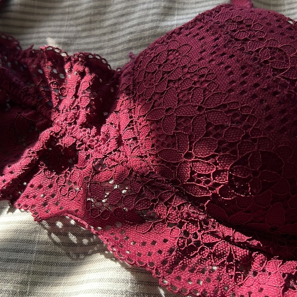 Red cute lacy bralette XS or 32AA - Picture 2 of 3